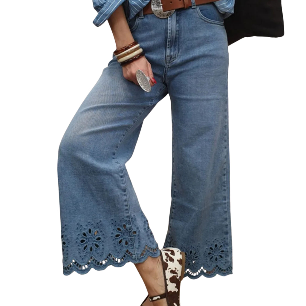 A WOMEN MODEL IN WIDE-LEG DENIM JEANS WITH WIHTE BACKGROUND