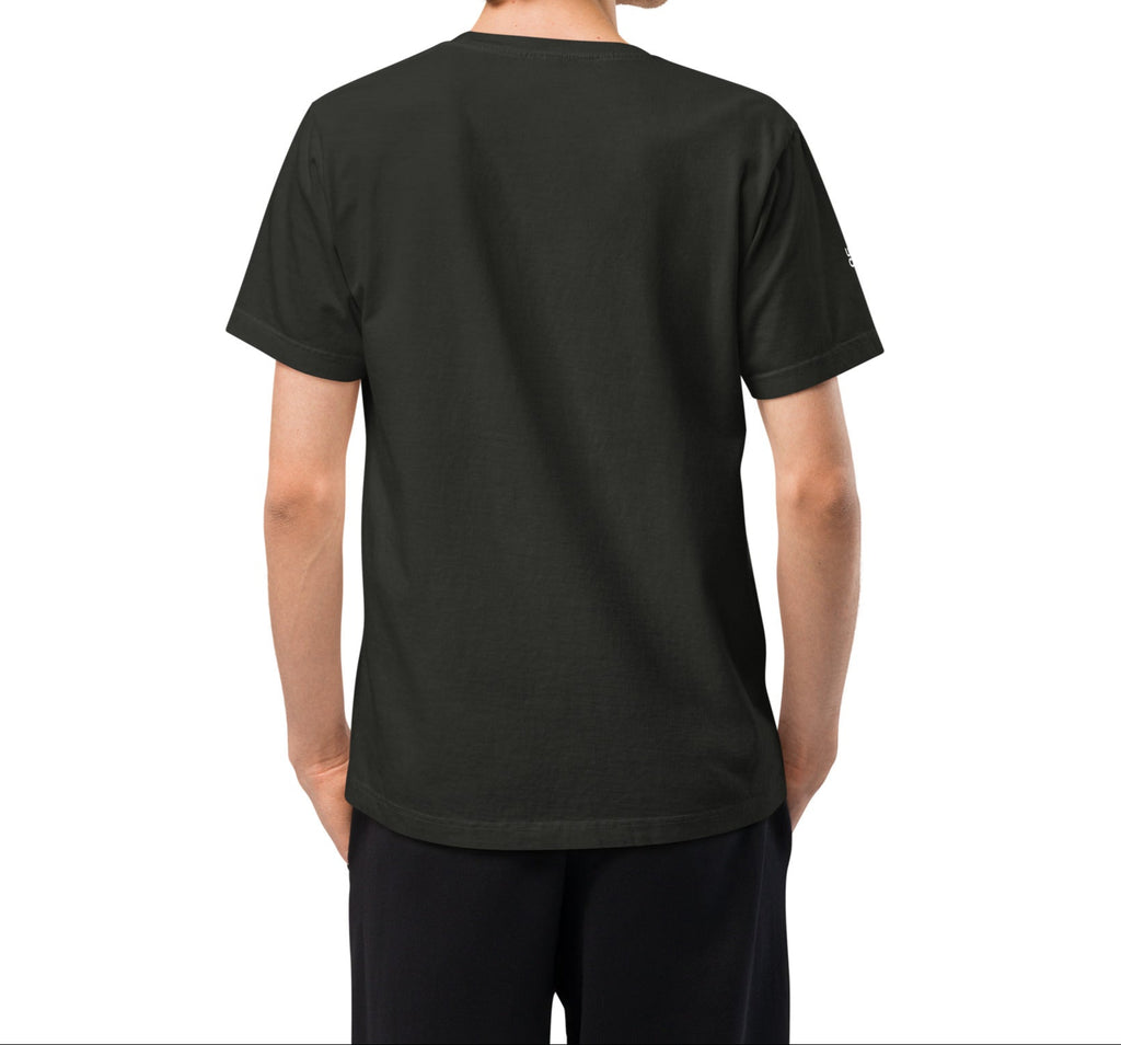 Men wearing a black oversized t-shirt